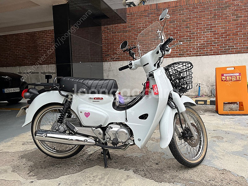 23년식 슈퍼커브110 흰색 준튜닝 차량 판매합니다--3