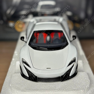 1:18 오토아트 맥라렌 675LT 펄화이트