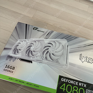 COLORFUL iGame 지포스 RTX 4080 SUPER Vulcan OC D6X 16GB White 4080s 화이트 판매 합니다.