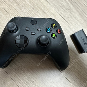 xbox 게임패드(컨트롤러) + 정품배터리 팝니다.