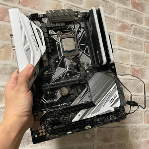 윈10 자동인증 8700k + z370a + 32g + 512g + 존스보led방열판 반본체