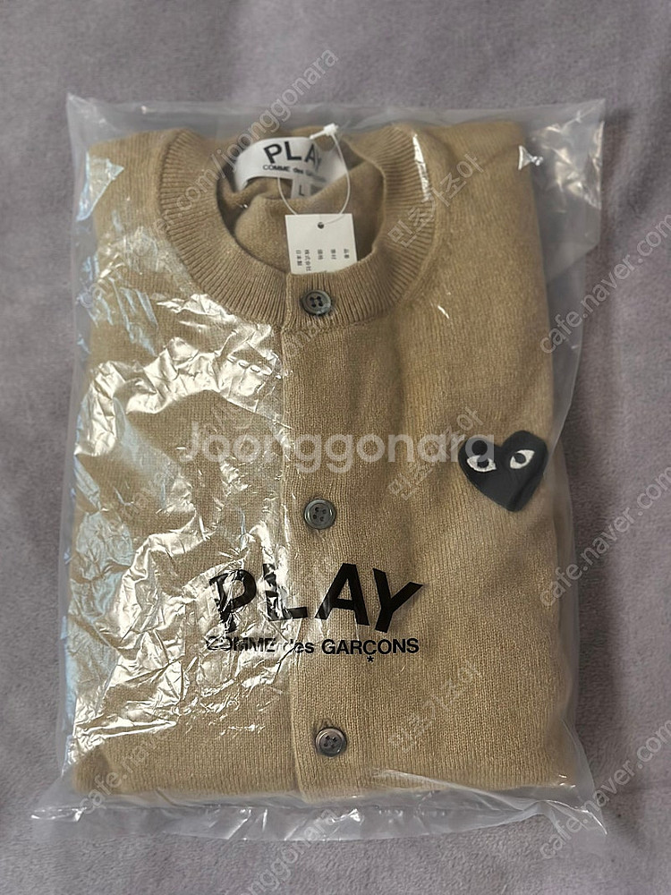 [L] 꼼데가르송 블랙 하트 와펜 베이지 여성 가디건--0