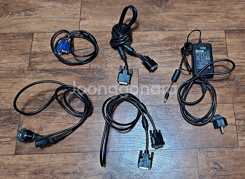 22인치 모니터(BTC 220SLF)와 각종 케이블 중고 판매 합니다 - 직거래 2만 5천원--2