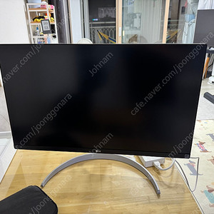 엘지 lg 27인치 4k 모니터 27up850n 판매합니다. (사용시간 66시간)