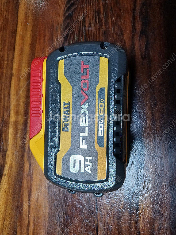 디월트 플렉시볼트 9a배터리--0