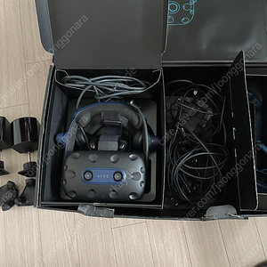 HTC VIVE PRO 2 바이브 프로2 풀킷+트래커 2개 일괄 판매합니다.