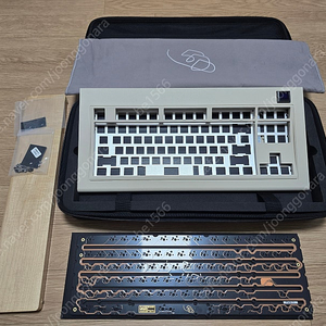 Playkeyboard Model OLED Barebone Kit 커스텀 키보드 베어본킷 + 트리와 팜레스트 판매합니다.