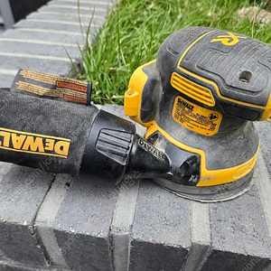 디월트 dewalt 무선원형샌딩기 dcw210n 본체만