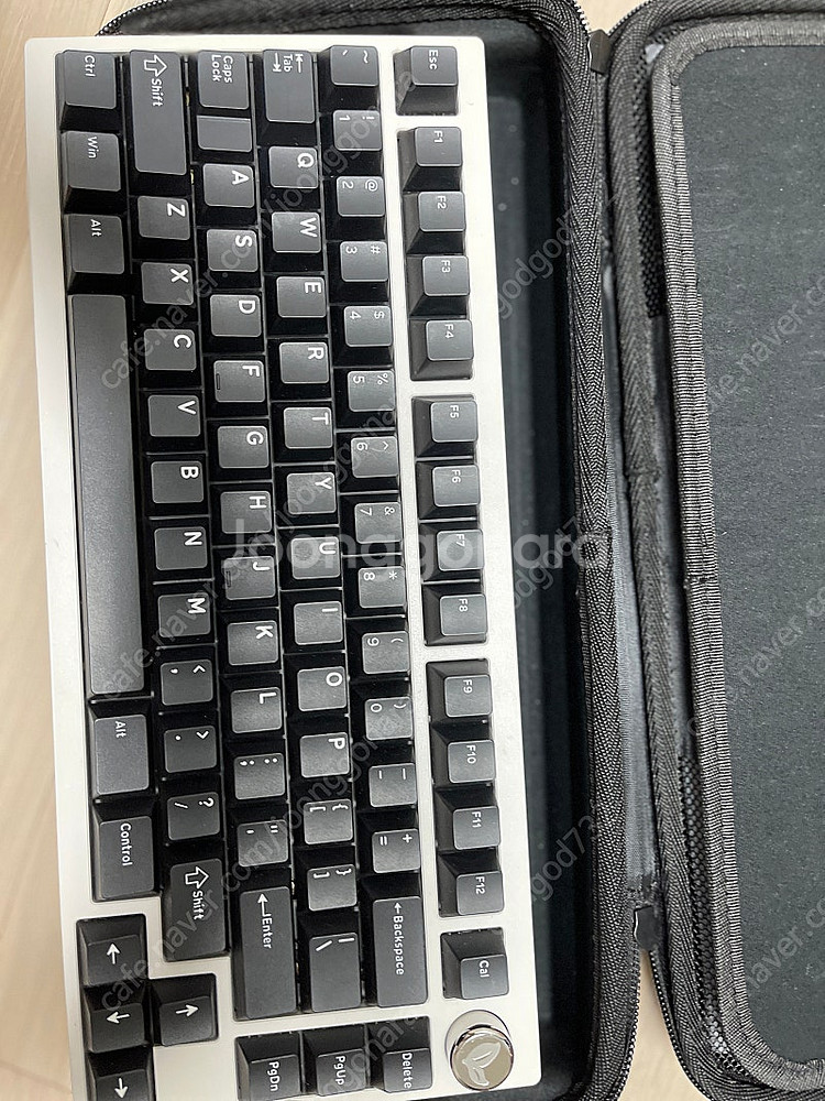 Qk75 유선 화이트 미러 판매합니다(키캡 스위치 포함...--0