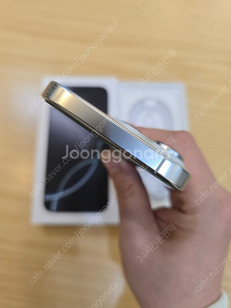 아이폰16프로화이트티타늄256gb 자급제폰판매합니다--3