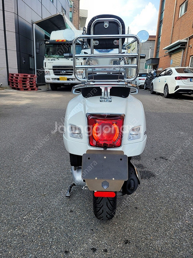 [신차보증]베스파 GTS125 23년식 화이트 이쁜스쿠...--5