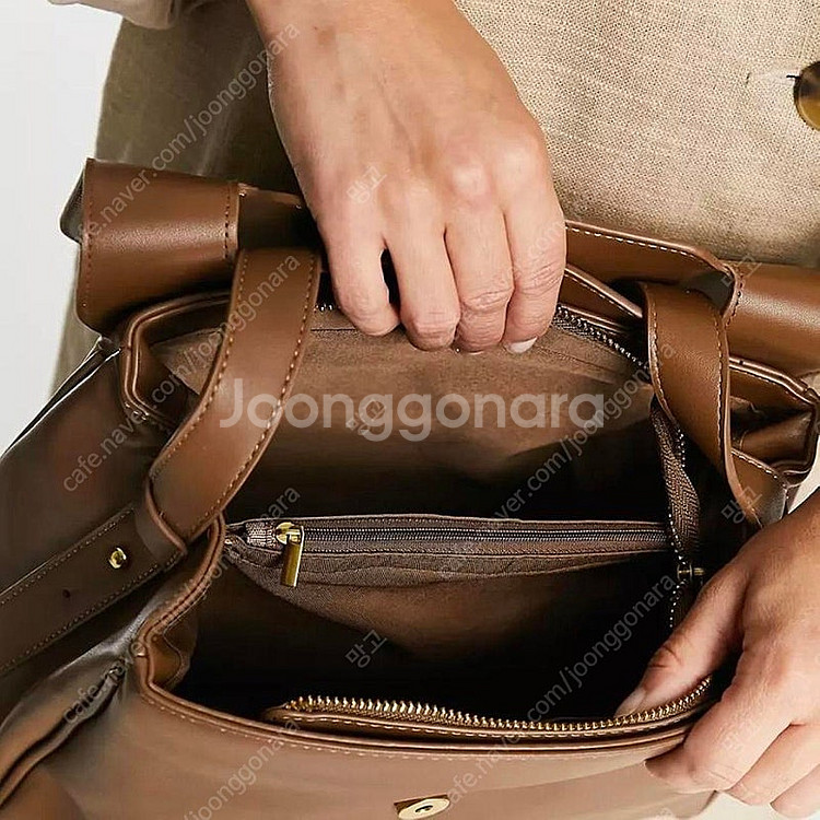 (새상품) 프렌치커넥션 비건레더 브라운 숄더백피--2