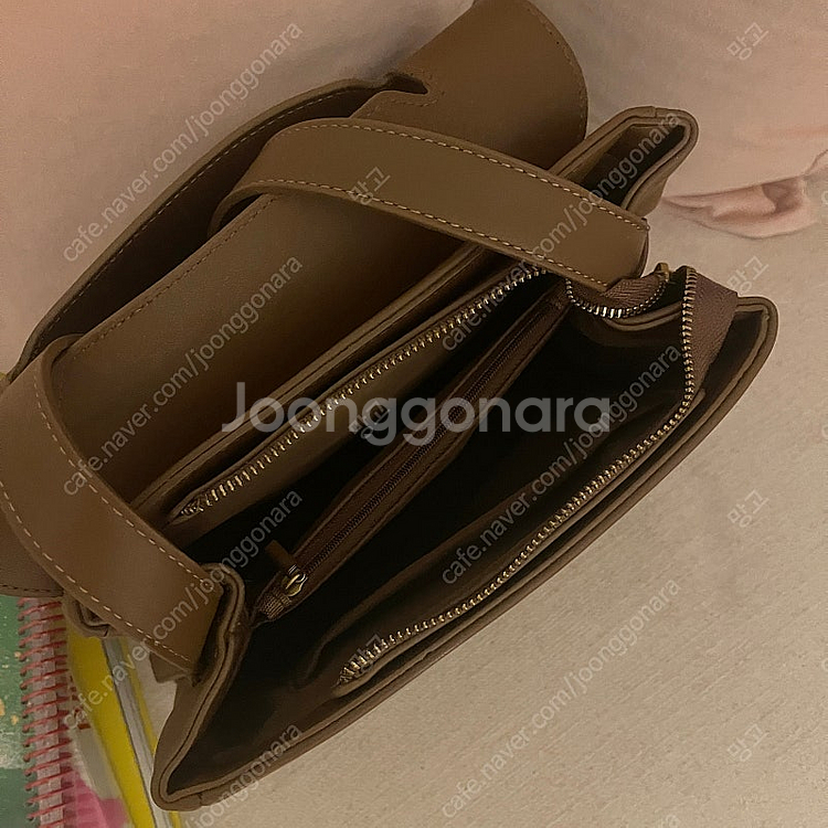 (새상품) 프렌치커넥션 비건레더 브라운 숄더백피--6