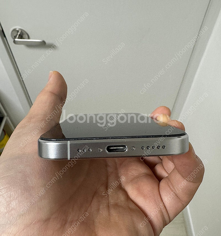 아이폰15pro 화이트티타늄 256gb 팝니다.--3