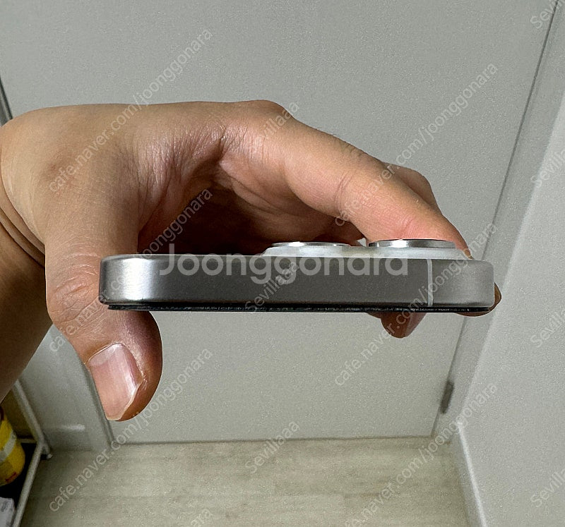 아이폰15pro 화이트티타늄 256gb 팝니다.--4