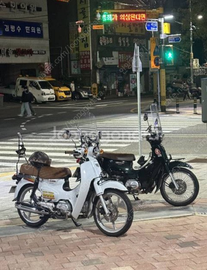 혼다 슈퍼커브 23년식 하얀색 판매합니다--2
