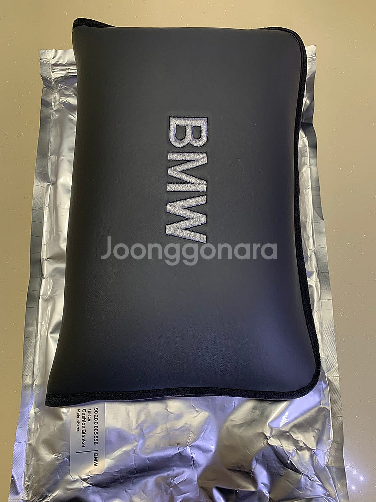 BMW 정품 쿠션 겸용 담요 팝니다--3
