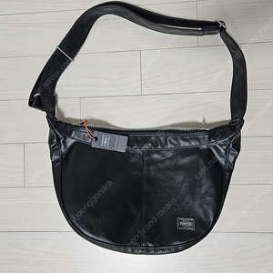 요시다포터 프리스타일 숄더백 블랙색상 스몰 반달백 porter freestyle shoulder bag