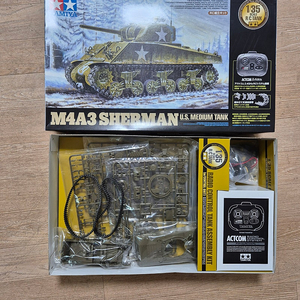 타미야 1/35 M4A3 셔먼 2.4Ghz RC전차 미개봉 및 1/144 드래곤 장갑열차 시중 판매가보다 훨씬 싸게 팝니다.