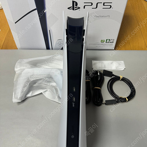 Ps5 슬림 디지털 에디션 판매합니다. 기타구성품 모두 새것/ssd도 같이구매가능하십니다.