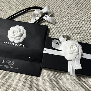 샤넬 클래식 카드지갑 블랙 금장 캐비어 미개봉 팝니다.