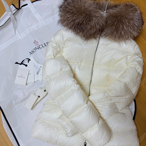 가격인하> Moncler 몽클레르 몽클레어 보에드 폭스퍼 화이트 0 사이즈