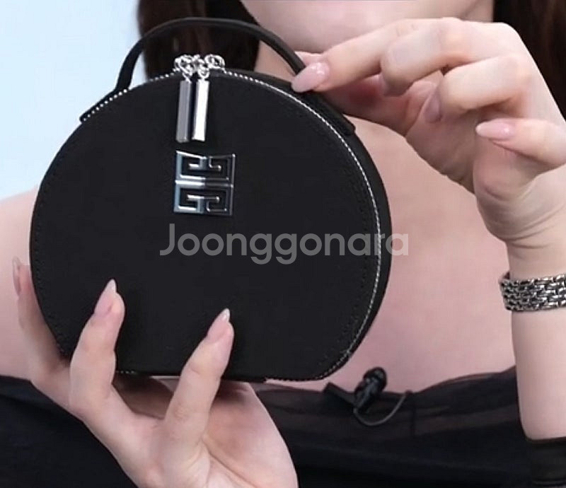 지방시핸들파우치.쿠션파우치.버버리파우치.발렌티노카드지갑...--4