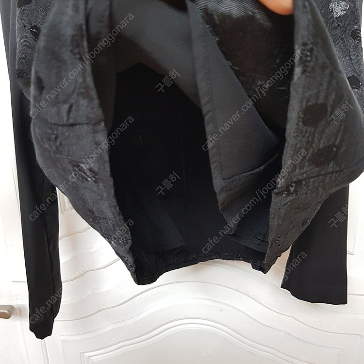 로엠 프릴 퍼프소매 핀턱 도트 땡땡이 배색 페플럼 긴팔 블라우스 블랙 검정색 66사이즈--8