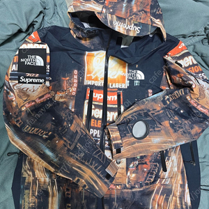 슈프림노스페이스 타임스퀘어 M 415000원