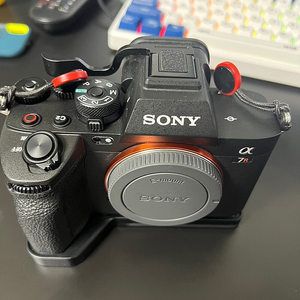 소니 a7r5 바디 sony A7R5 판매합니다. 360만원 or a7m4+추가금으로 교환도 가능합니다.