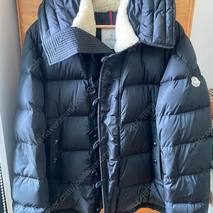 몽클레어 (moncler) 피레네 패딩 Size 4사이즈 거의새상품 판매합니다.