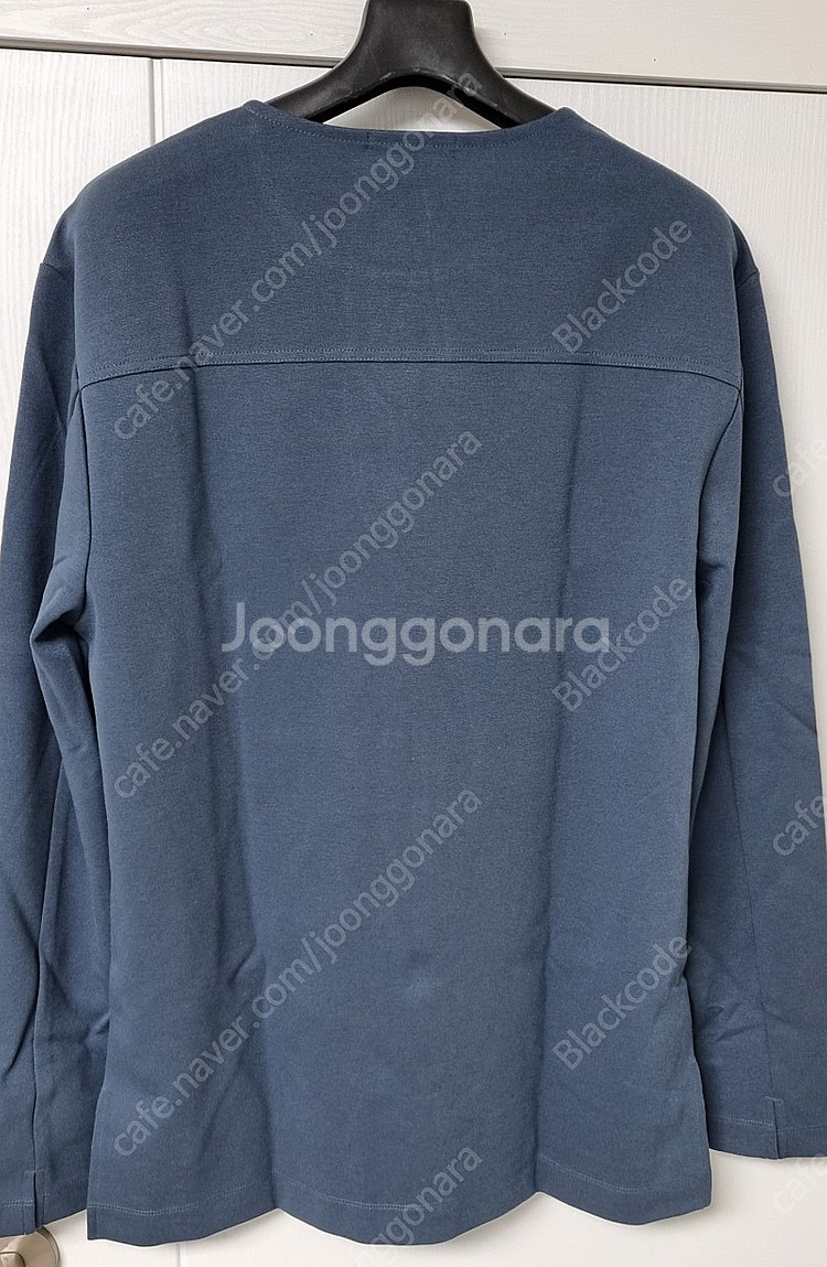 바쏘옴므 긴팔 라운드 티셔츠 105사이즈 화이트 블랙 연네이비 각각 11,000원 (새상품급)--3