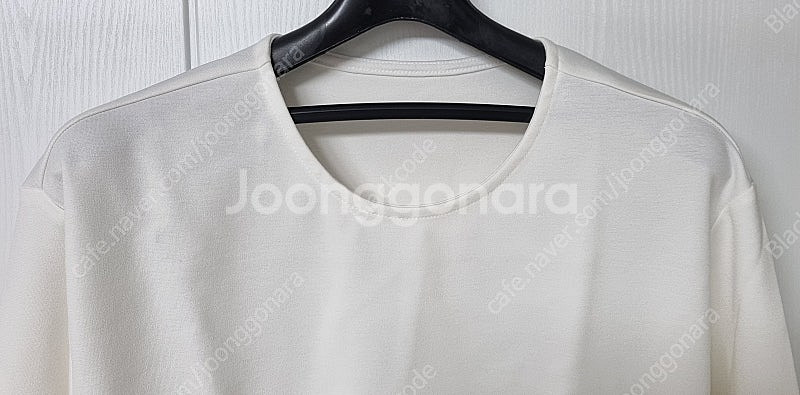 바쏘옴므 긴팔 라운드 티셔츠 105사이즈 화이트 블랙 연네이비 각각 11,000원 (새상품급)--9