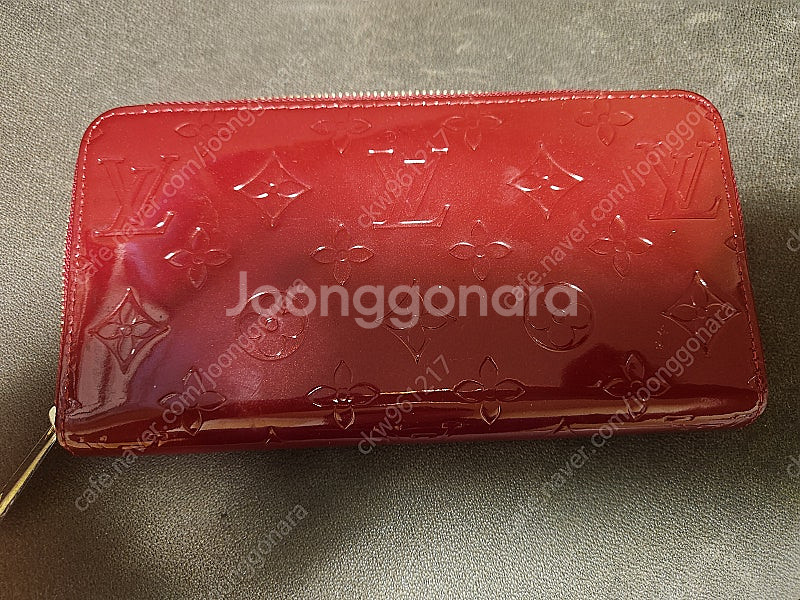 루이비통 레드 베르니 페이던트 지퍼 장지갑 팝니다.--0