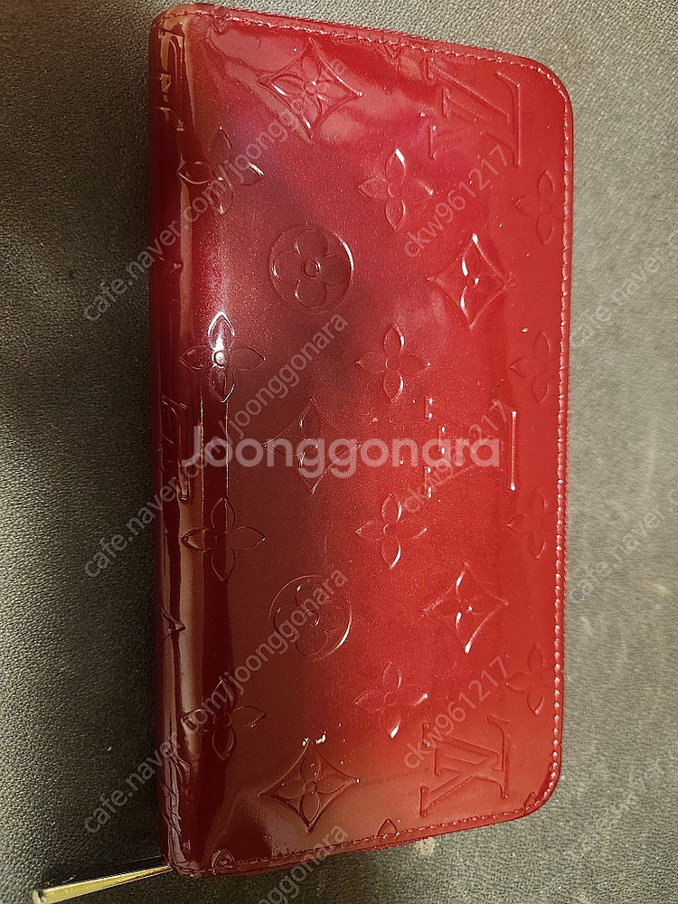 루이비통 레드 베르니 페이던트 지퍼 장지갑 팝니다.--1