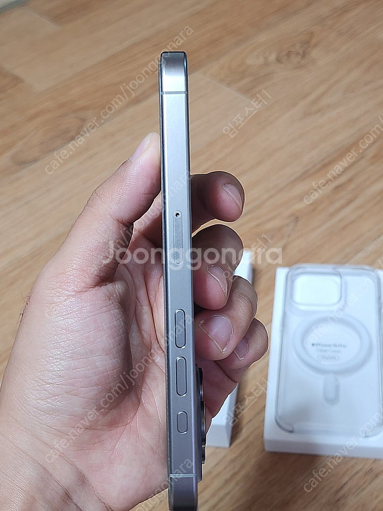 아이폰 15Pro 128GB 판매합니다.(네츄럴티타늄)--2