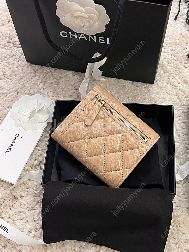 샤넬 클래식 스몰 플랩 지갑 그레인드 카프스킨 & 골드 메탈 베이지(새상품)정품--1