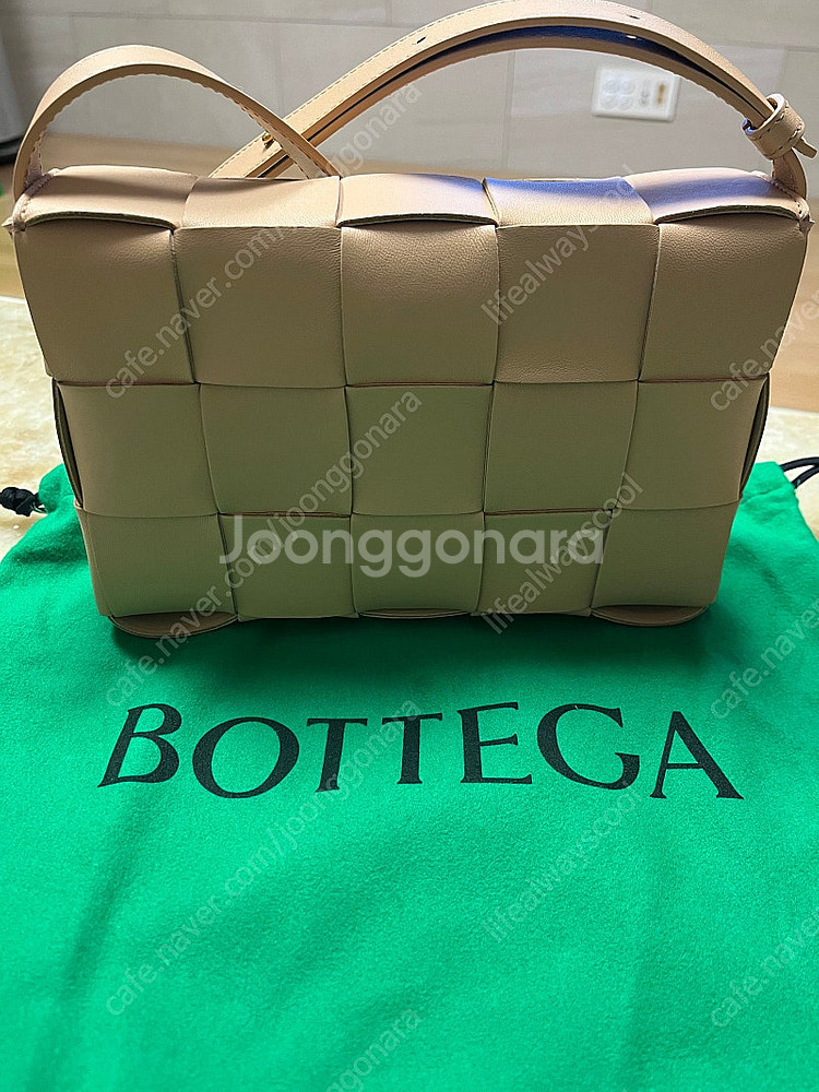 [백화점 구매] 보테가베네타 카세트백 아몬드--1