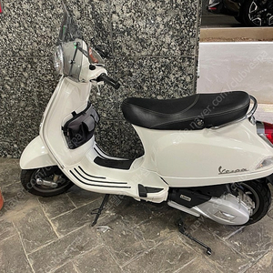 [서울] 베스파 Vespa 2022년식 순정 LX125 화이트 3천km 팝니다. 덱스톤 소두핏 헬멧, 카이만 장갑, 고글, 방수커버 등 풀세트