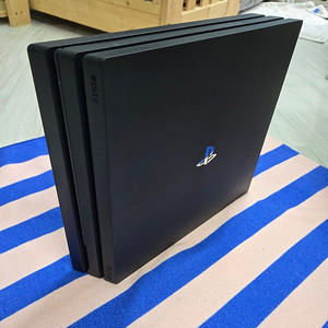 PS4 PRo 7218b S급 +듀얼쇼크+냉각거치대+충전기+타이틀 팝니다.