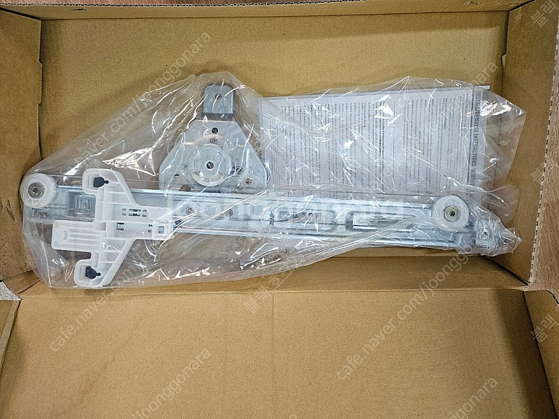 지프 캠퍼스 조수석뒤문 유리기어 팝니다.--0