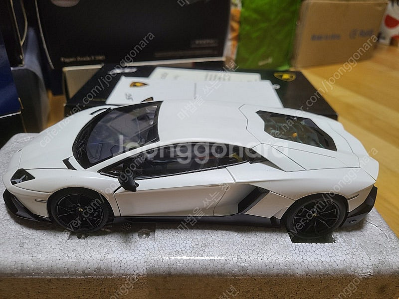 1:18 오토아트 람보르기니 아벤타도르 50주년 화이트...--2