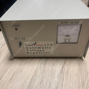 삼양-전압조정기(AVR) 팝니다. 용량:1KVA 220V 복권형 노이즈필터 장착