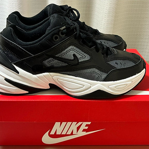 나이키 운동화 (W Nike M2k Tekno ess). 사이즈: 6.5