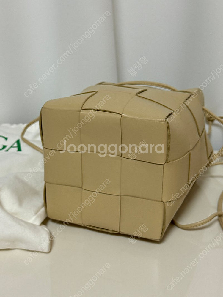 보테가베네타 카세트 버킷백 스몰(포리지 색상)--5