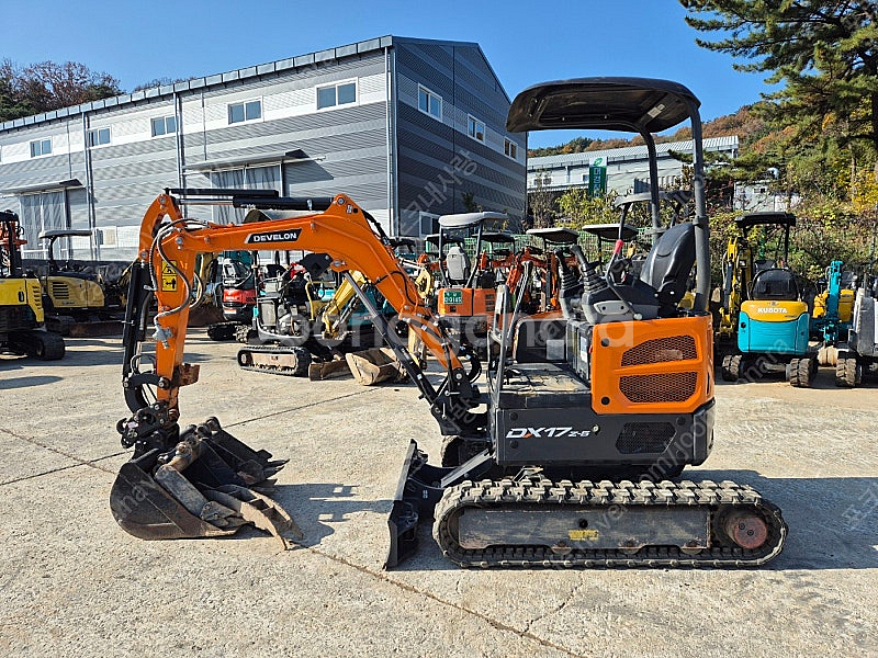 신차급 농장용 중고굴삭기 2022년식 두산 DX17 버...--1
