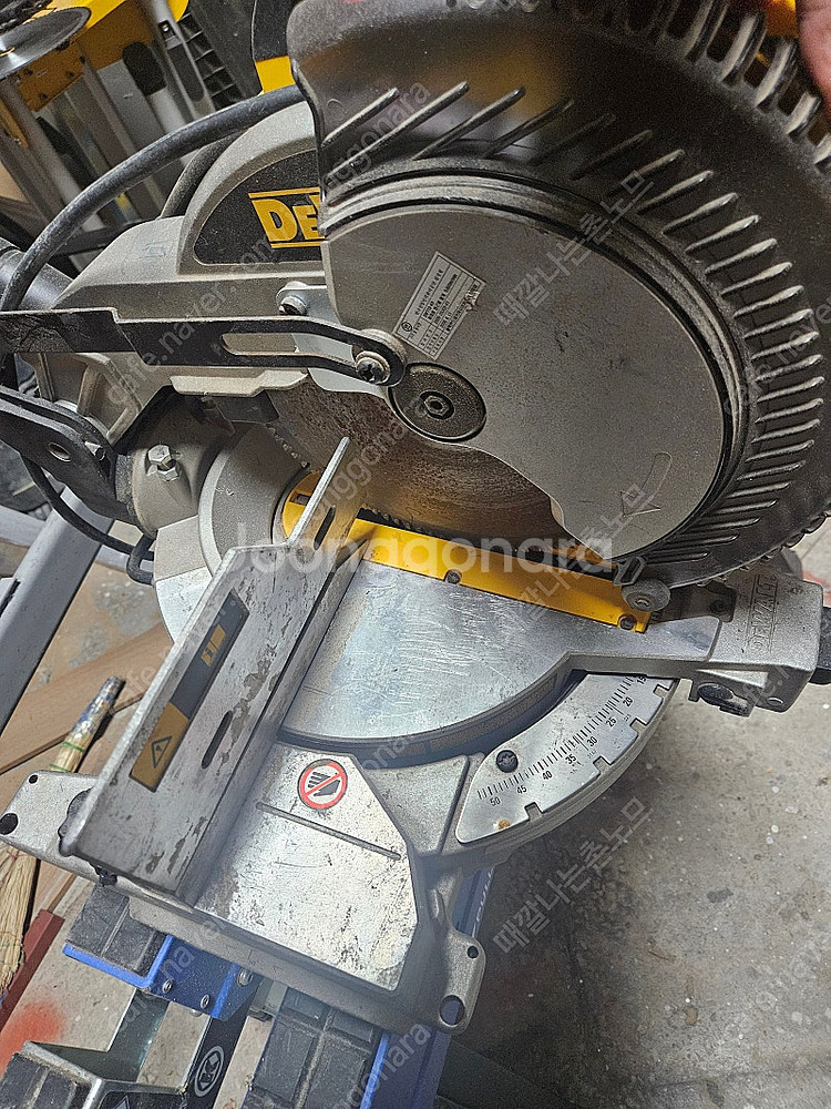 디월트 각도절단기 dw 713 팝니다--1