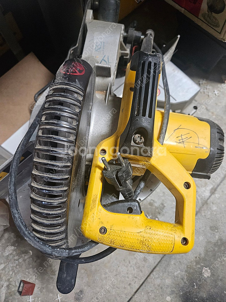 디월트 각도절단기 dw 713 팝니다--2