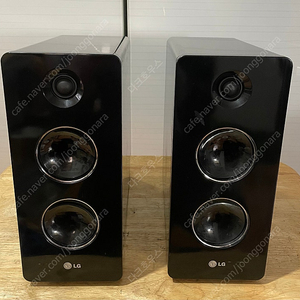 우퍼가 내장된 LG 북쉘프 스피커 높이320 가로130 깊이260 하나당 160w x 2 320w 소리빵빵하고 음질 단단합니다 댓글x 앱거래x 쳇팅x 안하니 판매글 하단 번호로