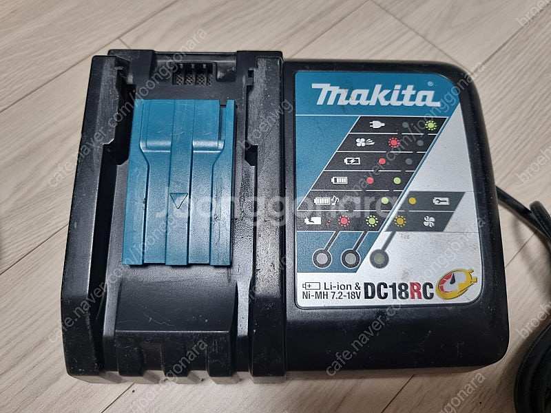 마끼다 급속 충전기 DC18RC 18V / 리튬 이온 ...--2